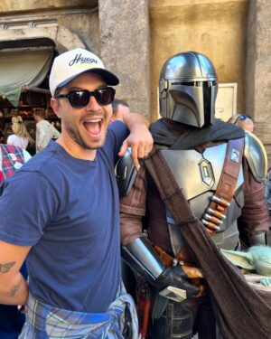 Ronen Rubinstein Instagram - Kicked off my 30th Birthday Week with the “Plaid Experience” at @DisneyLand 🏰 Special guest appearences by The Mandalorian, my incredible sister and our dear friends from Calgary. Thank you again @DisneyTVStudios !