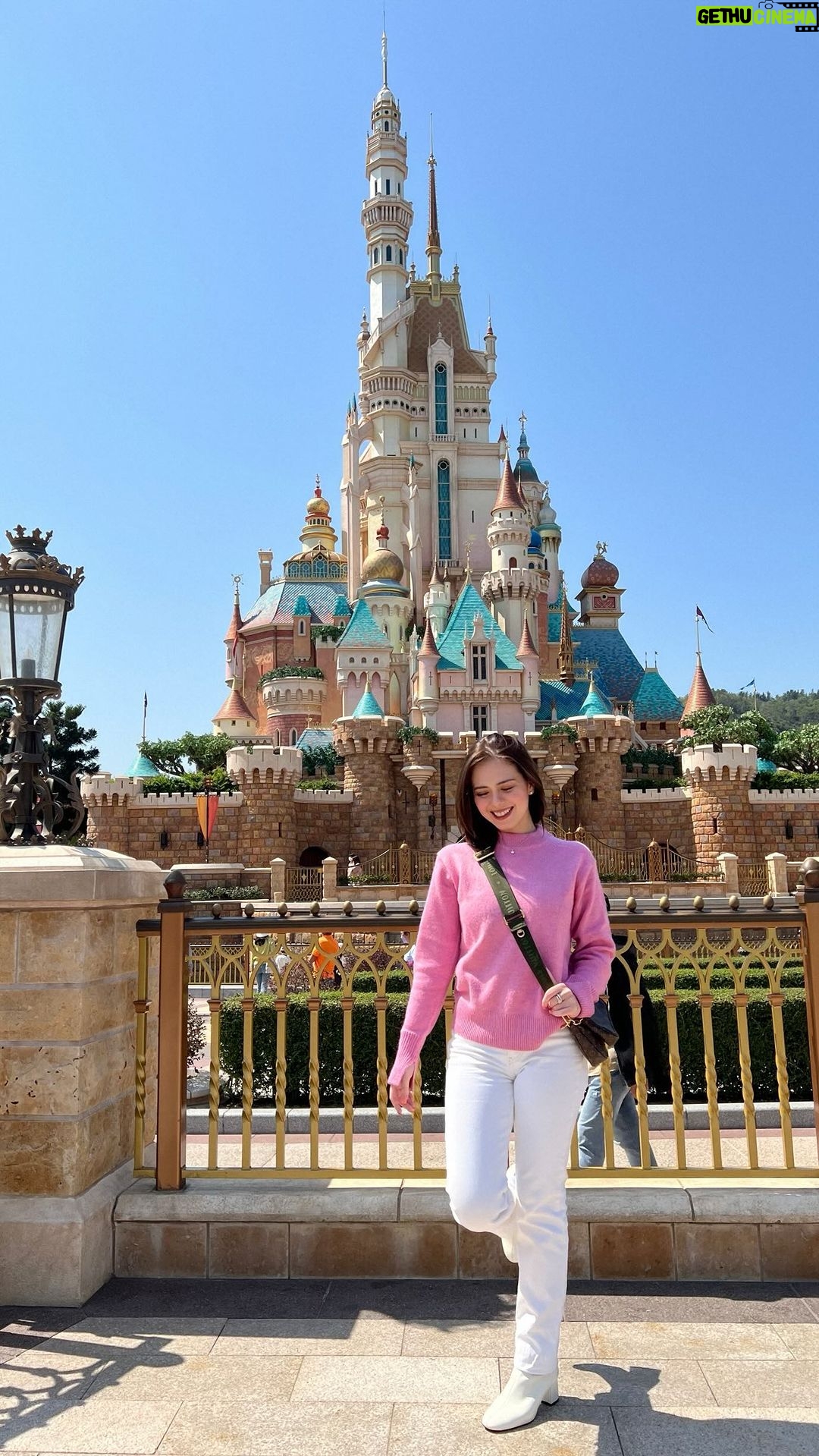 Rose Van Ginkel Instagram - 1 out of 6 disneyland in the world. 🤍