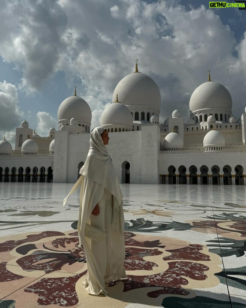 Rosie Huntington-Whiteley Instagram - #AD Such an honour to tour the Sheikh Zayed Grand Mosque whilst we were #InAbuDhabi 🤍 @visitabudhabi Abu Dhabi, United Arab Emirates
