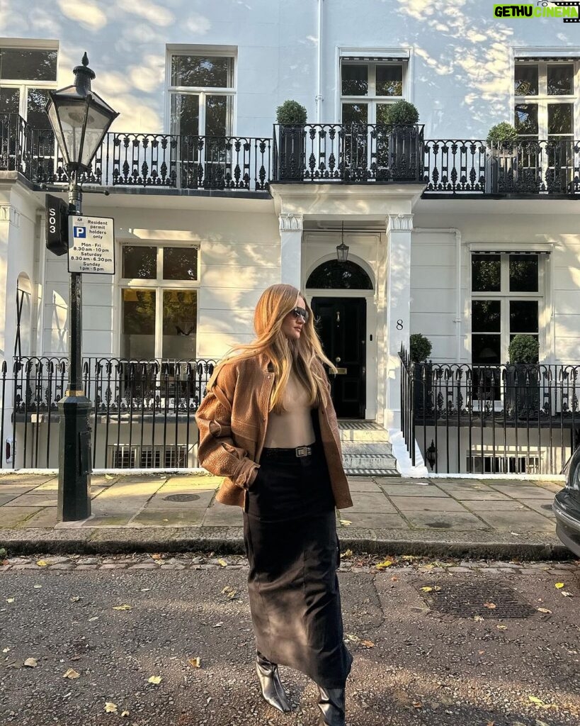 Rosie Huntington-Whiteley Instagram - 🖤 London, United Kingdom