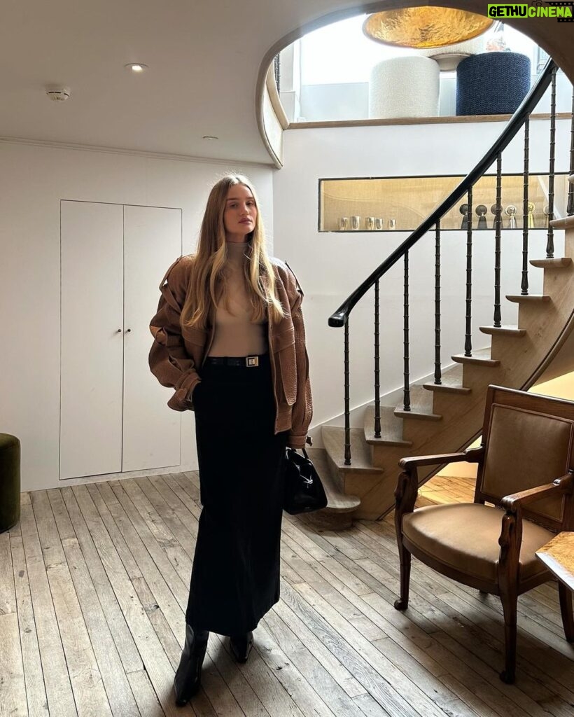 Rosie Huntington-Whiteley Instagram - Chelsea girls 🤍 London, United Kingdom