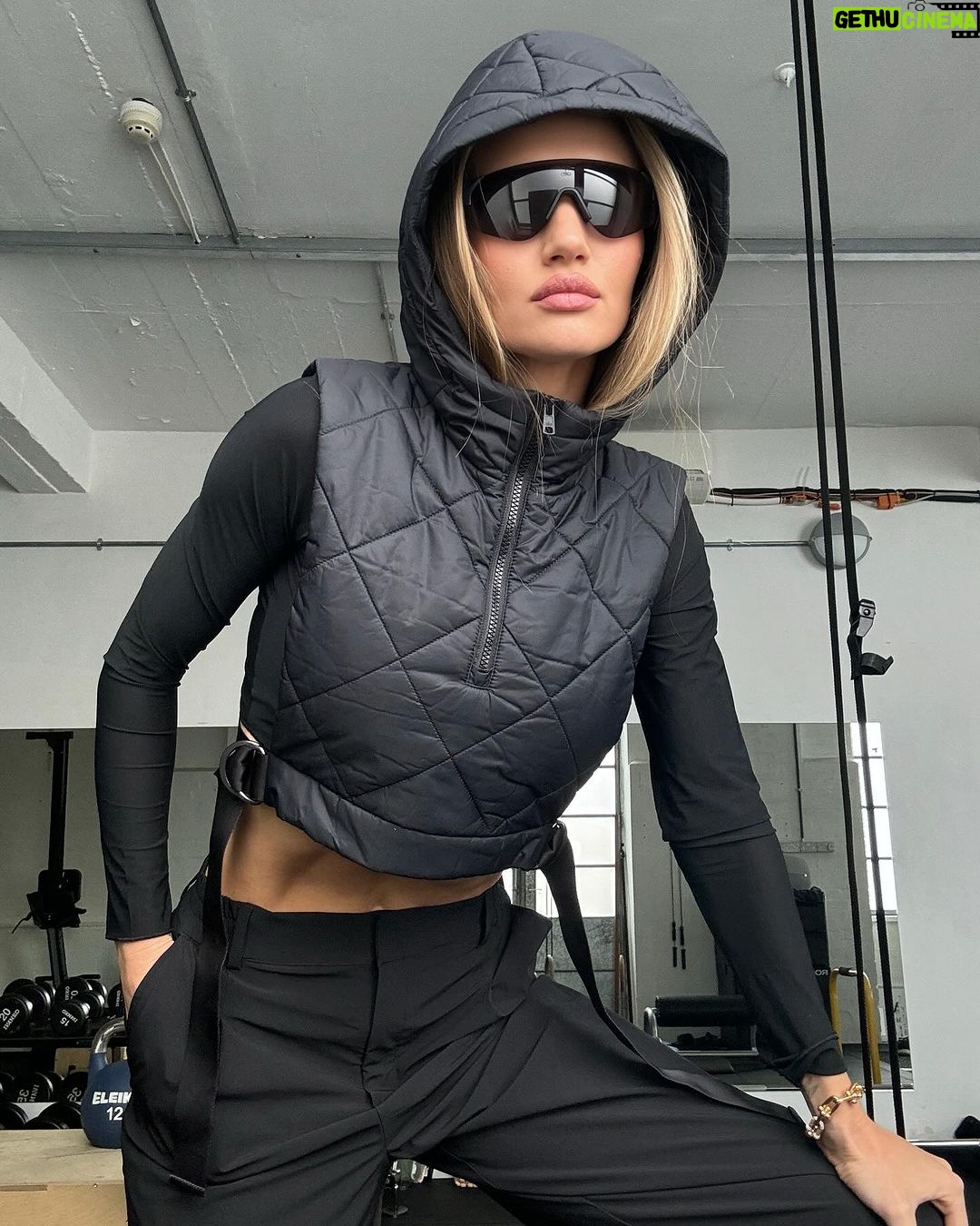 Rosie Huntington-Whiteley Instagram - Alo moves @alo #AD