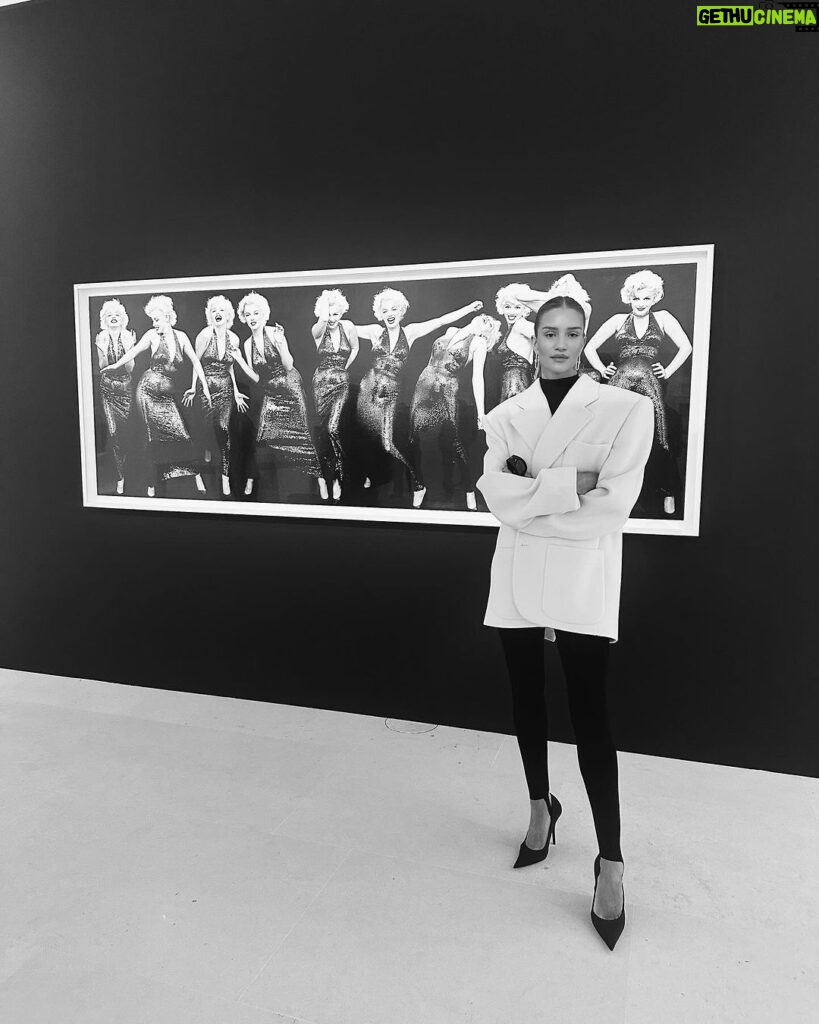 Rosie Huntington-Whiteley Instagram - Iconic Avedon 🖤 thank you @derekblasberg for showing me around this exceptional exhibition @gagosian Paris, France