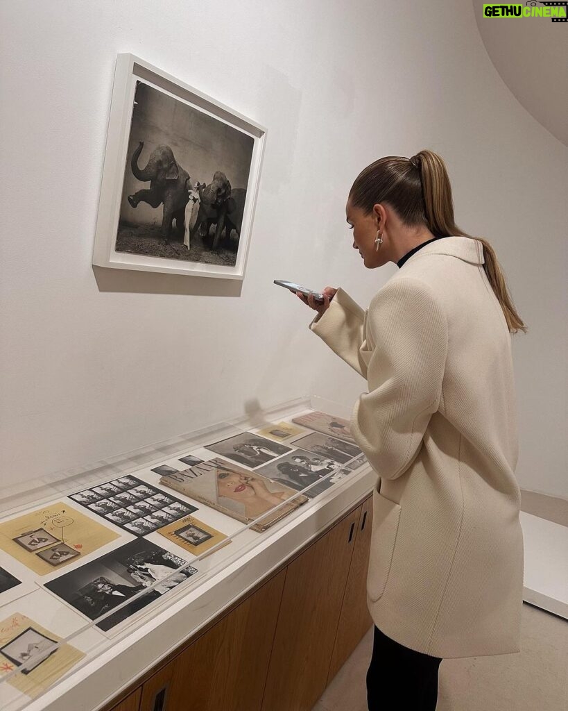 Rosie Huntington-Whiteley Instagram - Iconic Avedon 🖤 thank you @derekblasberg for showing me around this exceptional exhibition @gagosian Paris, France