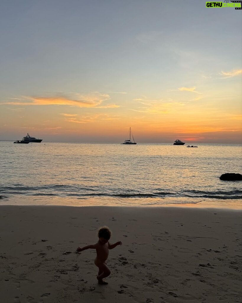 Rosie Huntington-Whiteley Instagram - my people 🌴🌅 Phuket, Thailand