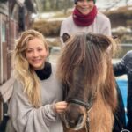 Rosie Perez Instagram - 😳😂 Haven’t been on a horse in a while! Literally made this man @fjolnir turn bright red!😆 I’m still vibrating with joy from this experience! #IcelandicHorses are so spectacular. TY @viggi and your dear friend @fjolnir for having us! Love you @kaleycuoco Thank you @flightattendantonmax @hbomax!