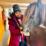 Rosie Perez Instagram - 😳😂 Haven’t been on a horse in a while! Literally made this man @fjolnir turn bright red!😆 I’m still vibrating with joy from this experience! #IcelandicHorses are so spectacular. TY @viggi and your dear friend @fjolnir for having us! Love you @kaleycuoco Thank you @flightattendantonmax @hbomax!