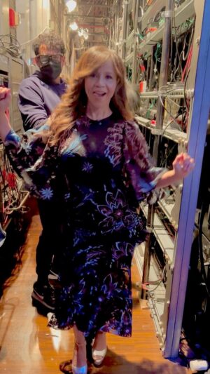 Rosie Perez Instagram - I tried to be cool but…🤷‍♀️😂. Thanks for having me @livekellyandryan @abcnetwork! Thanks @csiriano! And of course my team @johnnylavoy @karendupiche @vision.pr!