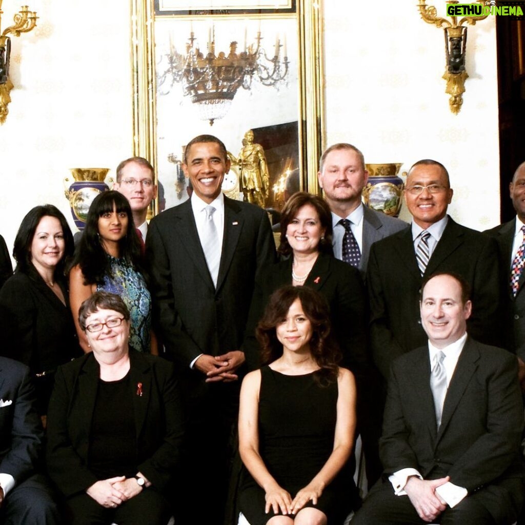 Rosie Perez Instagram - About the wheelchair in previous post. @barackobama was announcing the 1st #nationalaidsstrategy, had broken my neck was still in recovery but didn’t want to miss this day!!! Ditched wheelchair & took off neck brace for this pic. The pain was worth it! #sesepuede💪 @she_sepuede