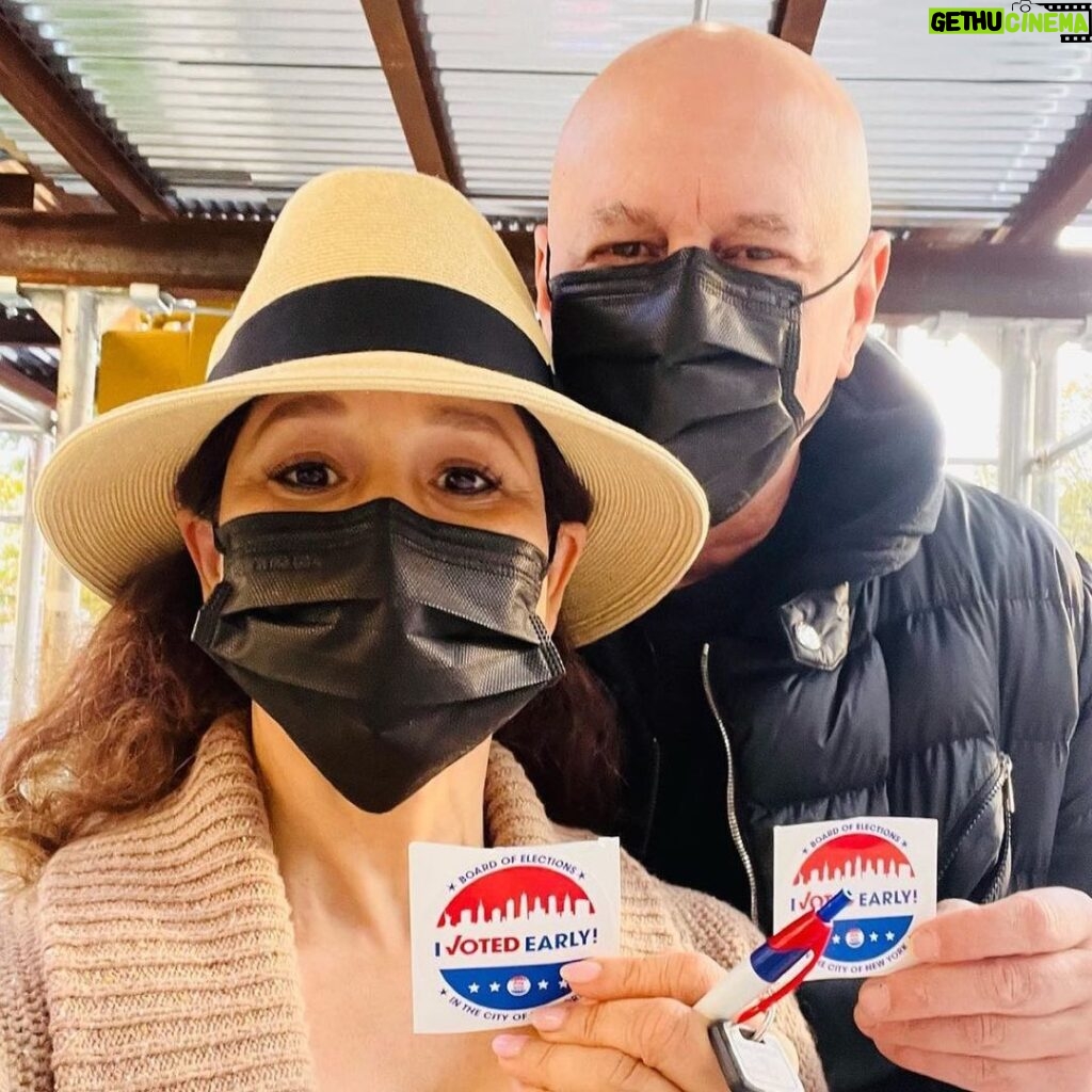 Rosie Perez Instagram - The future is in our hands. You can start voting NOW! Don’t wait until November 8th and #voteearly #vote 🇺🇸🗳️✅ Repost from @erichazenyc