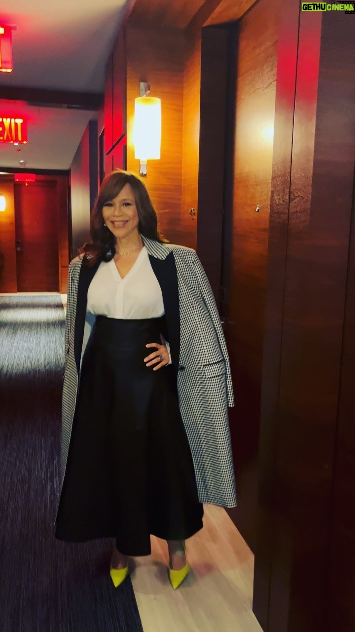 Rosie Perez - 10.8K Likes - Yay! Going live
@livekellyandryan for @flightattendantonmax @hbomax Season 2!