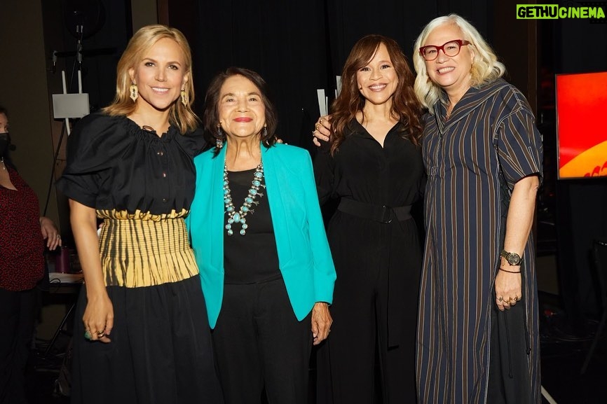 Rosie Perez Instagram - What an empowering and inspirational morning! Thanks @toryburchfoundation for inviting me to interview civil rights icon Dolores Huerta at the #EmbraceAmbition Summit. As women, it’s important to take part in conversations that band us together and raise each other’s voices. Let’s keep inspiring each other to fight implicit bias and advocate for our rights.