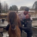 Rosie Perez Instagram - 😳😂 Haven’t been on a horse in a while! Literally made this man @fjolnir turn bright red!😆 I’m still vibrating with joy from this experience! #IcelandicHorses are so spectacular. TY @viggi and your dear friend @fjolnir for having us! Love you @kaleycuoco Thank you @flightattendantonmax @hbomax!