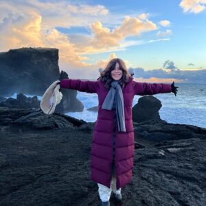 Rosie Perez Instagram - Look at this place! #onlocationshoot! #Iceland is freaking stunning! A dream come true to be here. Love it here! And I hate traveling! 😂 Thx @kaleycuoco @flightattendantonmax @hbomax ! Wish my hubby @erichazenyc and my friends and family were here to share this experience with😊❤️… Mkup by @ashleybeverly