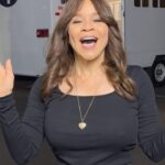 Rosie Perez Instagram - Yay! #CrawfordPorter This Saturday! @espn #espnplus! Gonna be good! Both ALWAYS bring it! @showtimeshawnp is an elite tough hard punching fighter & is gonna give @tbudcrawford a tough fight! BUT… Bud is a bad bad highly skilled powerful man! Hey, I could be wrong. Wouldn’t be the first time 😂. But I’m more right than wrong #justsaying 🤷‍♀️!…#BudCrawford! @espnringside @espn… Post Edit: Thank you for all the very nice compliments but to be honest & in the spirit of keeping it real, the lighting helps😉… A lot😂. Thank you kindly anyway 🤗❤️