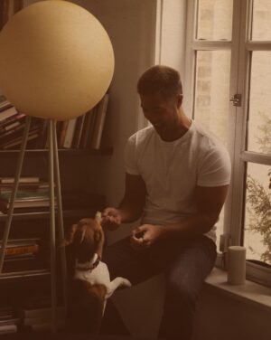 Ross Butler Instagram - Mr. Steal Your Dog 🥷🐕

📸: @kat_in_nyc