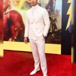 Ross Butler Instagram - Can't say which is cooler: the suit or Helen Mirren looking over my shoulder. SHAZAM 2 OUT TOMORROW!!! 🧠: @mrfabioimmediato 🧥: @carusomenswear 👞: @stevemadden 💎: @sydneyevan 📸: @gettyentertainment