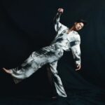 Ross Butler Instagram - هو الرجل في القمر؟ او القمر في الرجل؟ 🌒
