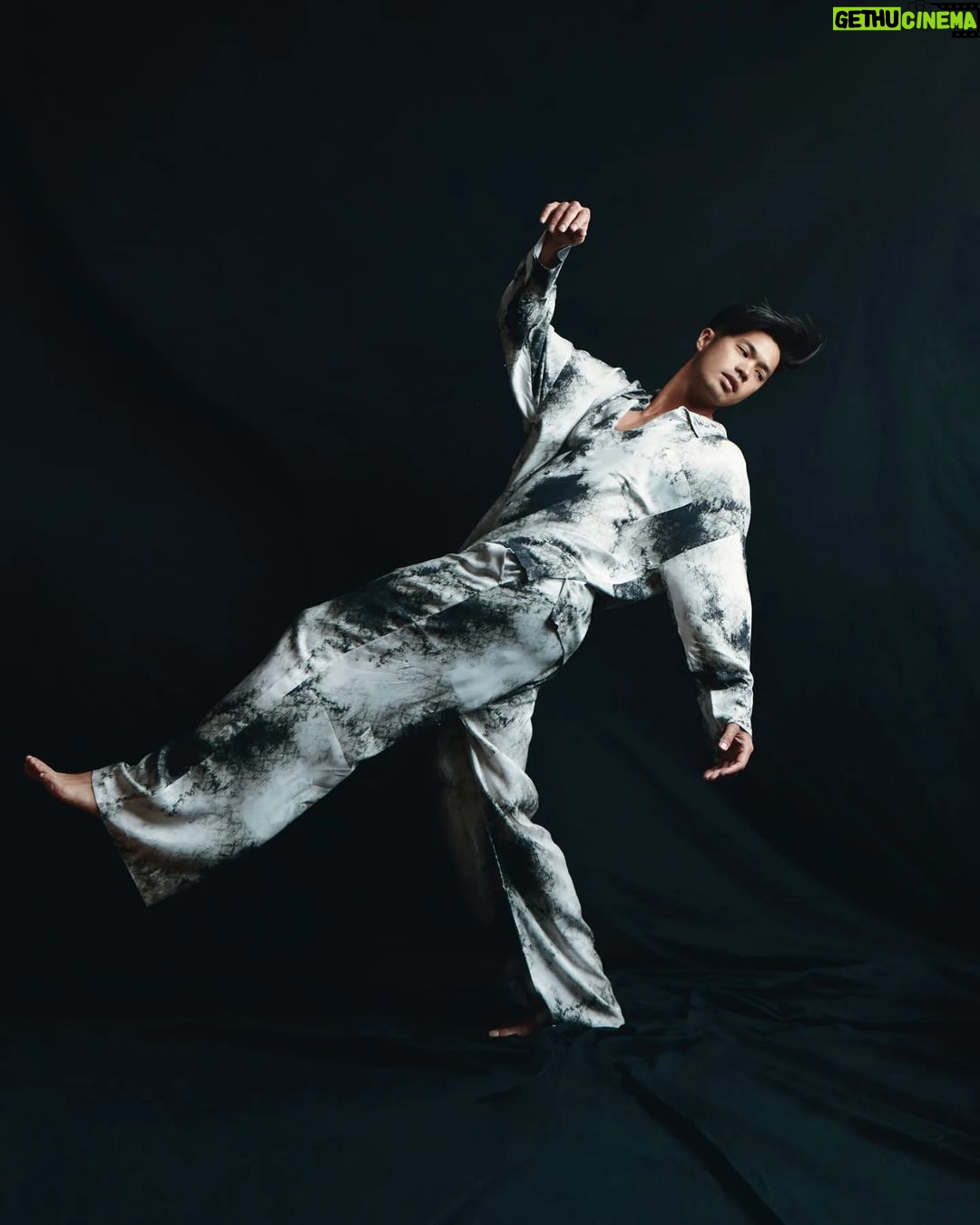 Ross Butler Instagram - هو الرجل في القمر؟ او القمر في الرجل؟ 🌒