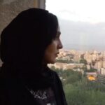 Roya Nownahali Instagram - . #رأى_مى_دهم ره تاريك با پاهاى من پيكار دارد به هر دم، زير پايم راه را با آب آلوده به سنگ آكنده وُ دشوار دارد به چشم پا ولى من، راه خود را مى سپارم ... نباشد هيچ كارِ سخت كان را در نيابد فكرِ آسان ساز شب از نيمه گذشتهٓ ست خروس دهكده برداشتهٓ ست آواز چرا دارم ره خود را رها من بخوان اى همسفر با من ... #نيما_يوشيج #اشتباه_نكنيم#دوباره_ايران #تا_١٤٠٠_با_روحاني