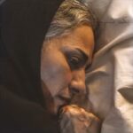 Roya Nownahali Instagram - تماشا دارد، از دست ندهید "یک شب" با بازیِ حمیرا نونهالی زنی که به تازگی همسرش را از دست داده، شبی به یاد آخرین خواستهٔ پیش‌پا افتادهٔ همسرش می‌افتد و تلاش می‌کند تا با برقراری ارتباط با اشیای پیرامونش، آن خواستهٔ ساده و به‌ظاهر بی اهمیت را به راه و روش خودش براورده کرده و ارتباطش را با همسرش حفظ کند. فیلم کوتاه "یک شب" به کارگردانی آیدا علی‌مددی، در چندین جشنوارهٔ داخلی و جهانی حضور داشته و توانسته جایزهٔ بهترین فیلم کوتاه زیر ده دقیقه را از جشنوارهٔ فیلم کوتاه the big muddy آمریکا به دست آورد فیلم کوتاه "یک شب" محصول انجمن سینمای جوانان ایران است که می‌توانید آن را در هاشور تماشا کنید. سایت هاشور: www.hashure.com @hashuremostanad #فیلم-کوتاه#یک_شب#آیدا_علی_مددی #حمیرانونهالی#حمیرا_نونهالی #انجمن _سینمای_جوانان_ایران#هاشور #هاشور_مستند