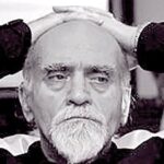 Roya Nownahali Instagram - شعر اگر آهنگ زمین است به پژواک آسمان، یا جای جادویی موسیقیِ نواختن اسب‌ها به ساحل‌ها و اگر قصه، نوشتن در معبرِ تماشای نقاشی با کلمات است وقتی کسی ترانه‌ای می‌خواند؛ جای ایشان خالیست که به فرمانِ خویش برانند و چنان باشند که هستند و می‌پسندند و آن را نوشته‌اند. انسان است که می‌نویسد؛ و همه نمی‌نویسند؛ ایشان نویسنده‌اند و ما را به لحنِ خود دعوت می‌کنند و ما به احترام این سفر، ایشان را خواهیم خواند. خواهیم خواند؟ خواهیم خواند! خواهیم خواند! رؤیا نونهالی بهار۱۴۰۰ به تماشای نوعی که رضا براهنی زیست؛ تازه. #اکتای_براهنی @oktay_baraheni