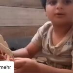 Roya Nownahali Instagram – Posted @withrepost • @rouzbehmehr در آن قايقِ كوچكِ از آزمونْ برگذشته ي تو، براى تمامِ آزاديخواهان جهان جا هست.
و ديدي كه قايقت چه سبكبال، به لَمحه اي، تمام آب هاي جهان را در نورديد؟ تمامِ آب هاي جهان در آن تشتِ رويين. 
زين پس تمامِ آب هاي زمين به تشتِ رويينِ تو مي ريزند. به دريايي كه در آن هيچ قايقي، هيچ گاه، غرق نخواهد شد. 
دريايي كه طوفان را در خود غَرق مي كند؛ دريايي با رنگين كماني مُدام. كه زين پس، تو، ربّ النوعِ رنگين كماني.
كه ديگر رنگين كمان، نه يادمانِ عهدي ست پوسيده ميانِ آن خداي خشمگين و پيغامبرش نوح، كه ديگر انساني را به طوفان هلاك نكند؛ كه در قايقِ تو براى همه زندگيْ خواهانِ جهان جا هست. و دستانِ تو ايمن ترين كَشتي بان.
كه ديگر رنگين كمان، نه كمان ِرستم است و نه سام و نه بهمن و نه هر جنگجوى ديگر؛ كه درياي تو همه ى جنگ ها را در خود حَل خواهد كرد. 
زين پس رنگين كمان بازيچه اي ست در دستان كوچكِ تو. همچون قايقت. بازيچه اي كه مي تواني بر فرازِ دريايت بگذاريش. يا پس از هر باران، در افق به ما نشانش دهي. و زين پس رنگين كمان تا هميشه، بر دست هاي پسربچه اي ظهور خواهد كرد. 
و باران هاي پاك بر درياي تو خواهد باريد. و تشتِ تو سَرْريز خواهد كرد. و آبِ پاك، روان خواهد شد بر نخل هاي سوخته. بر درياچه هاي خشكيده. بر خون هاي ريخته. بر دشت هاي تشنه. بر داغِ دلِ مادران. بر بدن هاي تب آلودِ كوفته. بر دل هاي سوخته. بر زخم هاي داغ. بر باغ. بر باغچه. بر جنگل و كوه و كوچه. بر شهر. بر زمين. بر سرزمينِ تو، سرزمينِ ما. بر زندگي. 

و اكنون من، در ميانه ي طوفان، به قايقِ امنِ تو مي آويزم. و به افق چشم مي دوزم. تا پس از طوفان، از ميانِ ابرهاي گسسته و بر فرازِ رقصِ نورها بر آب، رنگين كمان را نشانمان دهي. رنگين كمان بر دست هاي كوچك پسربچه اي. و اين يادمان عهدي ست ميانِ ما با تو؛ خداى رنگين كمان، براى آزادي، براى زندگي. 

٢٦ آبان ١٤٠١

#براى_كيان #كيان_پيرفلك
#زن_زندگي_آزادي #مهسا_اميني