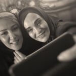 Roya Nownahali Instagram - . این کار و بار ما عینِ سفر است و رفیقِ کاری، عینِ همسفری ناب. پشت صحنهٔ ملکهٔ گدایان یکشنبه ۶ تیرماه۱۴۰۰ عکس: #رضاشیبانی#رضا_شیبانی #ملکه_گدایان#پانته‌آ_بهرام#رؤیانونهالی #نمایش_خانگی #ملکهٔ_گدایان @OfficialPanteaBahram @rezasheybanii