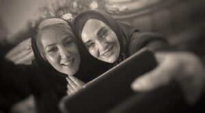 Roya Nownahali Instagram - .

این کار و بار ما عینِ سفر است و رفیقِ کاری، عینِ همسفری ناب.
پشت صحنهٔ ملکهٔ گدایان
یکشنبه ۶ تیرماه۱۴۰۰
عکس: #رضاشیبانی#رضا_شیبانی
#ملکه_گدایان#پانته‌آ_بهرام#رؤیانونهالی
#نمایش_خانگی
#ملکهٔ_گدایان
@OfficialPanteaBahram
@rezasheybanii