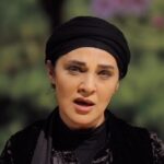 Roya Nownahali Instagram – ما مشغول بازخوانی حافظهٔ خود هستیم. 
دردناک این است که نمی‌توانم بگویم باور نمی‌کنم؛ همهٔ این تصاویر دردناک را باور می‌کنم. ما به سالیان در سرزمین سکوتِ سرد و نگاه تند و زبان تلخ زیسته‌ایم؛ نه، گذران کرده‌ایم. زیستن، آوازی‌ست که امید سر می‌دهد. ماجرای گذر از ناامیدی در نسل‌ها به مرور اتفاق می‌افتد و آدم‌ها بر چهرهٔ هم خراش‌های خاموشی را می‌بینند. 
در کتاب‌های آموزش بازیگری، فصل تازه‌ای باید آورد؛ بازیگری در زره، بازیگری بی‌صدا، بی‌حرکت، بی‌شور و شیدایی و عشق. زن مغرورِ مقتدر، در تغییر، در تفکرِ فعال را به سال‌ها جست‌وجو کردم و خواستم یادمان نرود و هر روز دسترسی سخت‌تر شد؛ تمام شد. و حالا دوران بزرگداشت انسان است و اتمام ظرفیت تولیدِ مکررِ جلوه‌های زنِ خوبِ فرمان‌برِ پارسا! برای مردان متفکر هم دست، خالی بوده است عموماً و سینمای ما از انعکاس طبقهٔ میانی مردم خالی شد؛ سریال‌ها و نمایش‌ها رفتند به ناکجاآبادهای الوان و متن‌های تکه‌پاره و اجراهای نیمه کاره.
آن‌چه ما گذراندیم گوشهٔ کوچکی از داستان جبر عادت به جبر در اجتماعِ عدم التزام عملی به پاسخ منطقی و توجه به معنی اخلاق شهروندی و حق و احترام آدمی‌ست که ما از سر گذراندیم.
آزادی، بیش از ابراز نظر است، حق ابراز وجود است؛ وجود یعنی نمایش حق انتخاب و توان خلاقیت و شکستن محدودیت‌های ساختگی.
رخداد اجرای نمایش «مثل آب برای شکلات» یکی از آن‌هاست. همین نسل که من با آن‌ها در داد و ستد بودیم برای شناخت رازهای زندگی؛ یک شب خبردار شدند که نمایش به خاطر پخش این آگهی متوقف شد. اما زندگی به شهادت شهر، متوقف نمی‌شود. محاسباتتان اشتباه بود؛ گفتیم، نشنیدید و هنوز هم مشغولید.
#زن_زندگی_آزادی#ژن_ژیان_ئازادی#مهسا_امینی
#مهساها#ما