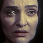 Roya Nownahali Instagram - امکان تماشای فیلم «عصر جمعه» به کارگردانی نازنین دوستم «مونا زندی» در یوتیوب. وقت و بی‌وقت عجب ترکیب سرنوشت‌سازی است. هر وقتی که بی‌وقت می‌شود، صد‌هزار فرصت می‌سوزد چرا که وقایع پی در پی هم می‌آیند قبل از این که ما برویم. من که بازیگرم، او که کارگردان است و دیگری و دیگری و هر حریمی که خشونت می‌شکندش! ای کسانی که از واقعیت می‌ترسید، نترسید، شجاع باشید چون جان‌عزیز و روح لطیف و سرنوشت قصه‌وار ما با یک غفلت، پر می‌شوند از خشم، نفرت، جدایی و کینه می‌زاید، عشق می‌میرد. عصر جمعه تشویق شد تا تنبیه شود و این بی‌سابقه نیست. ما همه تنبیه شدیم چون دیدنی به وقتش دیده نشد، مونا زندی، من و همهٔ ما حق داریم گلایه کنیم، نمی‌کنیم. او که حریم‌اش شکست، عمرش، جانش را باخت گلایه می‌کند و آن آه، چه آه عمیق گریبانگیری است! ای بشر، چنان باش که ادعای توست، فکر کن درست و به وقت، سخن بگو سنجیده، مهربان باش بی‌پروا و نباش آن‌جا که شایسته‌اش نیستی. چه خوب که گاهی جایی، فرصتی از دست رفته، نمی‌میرد، نفسی عمیق می‌کشد. در این جمعه به یاد آن‌چه از صمیم قلب بود، آهی عمیق می‌کشم؛ شبیه آه عمیق دخترکان ترسیده از جهل، رمیده از شکوه زیستن که سر وعده‌اش حاضر نشد. داستان، دختر ، زن، مرد و انسان قربانی در بازی پنهان‌کاری انسان خطا‌کار را ببینید؛ تقویم، عصر جمعه بسیار دارد. #عصرِجمعه#عصرِجمعه#مونازندی #مونا_زندی#مونا_زندی_حقیقی #رویانونهالی#رؤیانونهالی #رامین_حیدری_فاروقی #royanownahali#raminheydarifaroughi