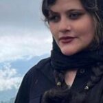 Roya Nownahali Instagram – هزاران آااااااااه، هزاران اَاااااااااه
یادآوریِ سلسلهٔ بهت‌ها و دردها در واژه‌های پر مصرف و بی‌رونق، رنج آور است هنوز؛ هربار بیشتر:
مراعات، انصاف، عدل، محبت، مدارا، مرگ، مرگ، مرگ آسان نیست تحملش، به‌ویژه برای جوانی درآغاز، قصه‌ای در ابتدای سطرِ اولِ فصلِ دومش تمام شد.
تمامش کنید این سلسلهٔ دردهای از نو، از نو، از نو را…
مکوبید بر طبلِ بی‌اعتنایی به شعر، به زمزمه، به فریاد…
دلم چنان گرفته که حالم از ناتوانی واژه‌ها و دلایل و شواهد و شرایط آشوب است. تاریخ بخوانید، قصه بشنوید، پند بگیرید را نخواهم نوشت؛ روزگار، نویسندهٔ بی‌رحمی‌ست و نوبت به نوبت ورق می‌زند، ورق خورده‌ایم، ورق می‌زند…
#مهسا ورق نخورد، نوشته نشد اما نام‌ها، به تک‌واژه‌ها هم قصه می‌شوند و راویان بسیارند که داستان‌ها در دل دارند.
چه‌قدر تصویرِ انسان زیبا را در قاب، روی گور ببینیم و روایت‌های ناموزونِ  نامربوط بشنویم و این‌طور غم و خشم روحمان را بخراشد؟ روحِ خراشیده در گوشم چیزها می‌گوید… اسم‌ها، دخترکان زیبای پرشمار، پریده رنگ…
#مهساامینی#مهسا_امینی#ژینا_امینی#افسوس#چرا_بی_چرا