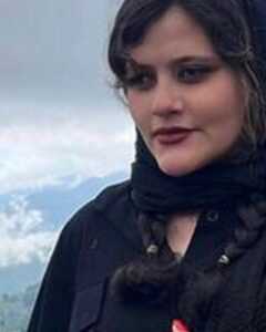 Roya Nownahali Instagram - هزاران آااااااااه، هزاران اَاااااااااه یادآوریِ سلسلهٔ بهت‌ها و دردها در واژه‌های پر مصرف و بی‌رونق، رنج آور است هنوز؛ هربار بیشتر: مراعات، انصاف، عدل، محبت، مدارا، مرگ، مرگ، مرگ آسان نیست تحملش، به‌ویژه برای جوانی درآغاز، قصه‌ای در ابتدای سطرِ اولِ فصلِ دومش تمام شد. تمامش کنید این سلسلهٔ دردهای از نو، از نو، از نو را… مکوبید بر طبلِ بی‌اعتنایی به شعر، به زمزمه، به فریاد… دلم چنان گرفته که حالم از ناتوانی واژه‌ها و دلایل و شواهد و شرایط آشوب است. تاریخ بخوانید، قصه بشنوید، پند بگیرید را نخواهم نوشت؛ روزگار، نویسندهٔ بی‌رحمی‌ست و نوبت به نوبت ورق می‌زند، ورق خورده‌ایم، ورق می‌زند… #مهسا ورق نخورد، نوشته نشد اما نام‌ها، به تک‌واژه‌ها هم قصه می‌شوند و راویان بسیارند که داستان‌ها در دل دارند. چه‌قدر تصویرِ انسان زیبا را در قاب، روی گور ببینیم و روایت‌های ناموزونِ نامربوط بشنویم و این‌طور غم و خشم روحمان را بخراشد؟ روحِ خراشیده در گوشم چیزها می‌گوید… اسم‌ها، دخترکان زیبای پرشمار، پریده رنگ… #مهساامینی#مهسا_امینی#ژینا_امینی#افسوس#چرا_بی_چرا