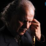 Roya Nownahali Instagram - . کم‌کم دارند می‌روند و کمتر می‌شود شنید صدای آمده از میان کوه‌ها، سمت‌ جنگل‌ها و رو به دریاها را. چطور سحرانگیزاند این‌چنین که کسانی ‌خوانده‌اند از سابقهٔ طولانیِ تراش خوردن هنر موسیقی به دست و دل نسل‌ها و رسم‌ها. جناب خوش‌رو هم پیوستند به تاریخ موسیقی نواحی و مقامی ایران به روایت مازندران و دل شنوندگان موسیقی لرزید. هر روز، زبان و آهنگ‌خوش هم‌نوایی با زیبایی ناب صیقلی جایش را می‌دهد به درهم‌ریختگی بی ریشهٔ به هم ریخته‌ای از جماعت مکتب‌ندیدهٔ بی‌استاد که با سر و صدای ناخوش، روح و ذهن و گوش را می‌خراشند. از استاد خوش‌روی محترم و خوش‌ذوق و طنین ممنونیم که چنان خواندند که بسیار شنیدنی‌‌است و با حکایت. کاش ما مردمان اقلیم‌های متنوع این سرزمین غنی با دقت و وسواس به تجربه و تشویق موسیقی اصل مشغول باشیم. صدای ایشان در حافظهٔ فرهنگ ما انعکاس خواهد داشت. سفر به خیر... #استاد_ابوالحسن_خوشرو_استاد_آواز#موسیقی_نواحی #موسیقی_مقامی#موسیقی_مازندران #استاد_اسحاقی#استاد_اسحاقی_مازندران #رؤیانونهالی#رویانونهالی#رامین_حیدری_فاروقی #royanownahali#raminheydarifaroughi عکس از صفحهٔ دوستان