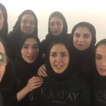 Roya Nownahali Instagram - . این خبر همیشه تازه است.قهرمانی تیم ملی هاکی دختران ایران را می‌شود از نزدیک دید. اول، وقتی هنوز آشنا نبودیم، فقط تصویری از آن چیزی که می‌خواستند باشند را دیده بودم، مطلبی را برای تشویق‌ گفتم و پست شد و این بود، دویدن و از پا نیفتادن و همراه شدن را تبلیغ می‌کرد. هر وقت کسانی از خودشان مایه می‌گذارند تا ما موفقیت را ببینیم باید گفت لطف کردید، ما را سر ذوق آوردید، چطور توانستید؟ دست‌مریزاد! دیشب فیلم شوق‌انگیز« جایی برای فرشته‌ها نیست» را دیدم؛ همراه دخترانِ نازنینِ زیبای سخت‌کوشی که اشک و فریاد را باهم به کار گرفتند؛ یارشان، یارشان بود؛ خانواده‌شان امن بود؛ مربی‌هاشان، معلم بودند، استادِکارشان بودند. کارگردانی ریزپرداز وخوش سلیقه و و تهیه‌کنندگی جسور و همه و همهٔ نکته‌‌هایی که نباید فراموششان کرد باعث شده در این مستند تصویرِ تیم ملی هاکی‌ دختران ایران همان‌طور باشد که هستند، دوست‌داشتنی و باور کردنی، جنگنده و مُشَوّق. آن‌ها، انسان، ورزشکار و مؤثر و جذاب بودند و بخشی از سختیِ زندگی، سختیِ زن‌بودن، سختیِ زن بودن دراین‌جا، این زمان و مکان را پیشِ رو گذاشتند تا بتوانیم باز هم به توانایی آدم برای اراده کردن، انجام دادن و پیشنهاد دادن، اطمینان‌کنیم. اگر اعتماد برانگیز باشیم، به هم اطمینان می‌کنیم، از این وضع نا‌مطمئن روزگار عبور می‌کنیم؛ این دختران جذاب و خوش‌رو و ماهر، این کار را کردند و مردانی‌نیک که همسران و مادران و خواهران و شاگردان و انسان بودن را دوست داشتند، همراه شده بودند. همراهی اثر می‌کند، نتیجه می‌دهد، همراهی نتیجه داده بود. #تیم_ملی_هاکی_دختران_ایران #سام_کلانتری #حامد_شکیبانیا #رؤیانونهالی#رویانونهالی #رامین_حیدری_فاروقی #royanownahali #raminheydarifaroughi