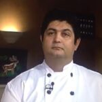 Roya Nownahali Instagram - . گپ می‌زدیم و گفتگو می‌کردیم و خیالمان رفت پیش هومنِ سلیمیِ نازنین. بازی و بازی‌گوشی اصلی‌ترین تمرین بازیگری برای مشارکت در بازی زندگی‌ست. احوال کودکانهٔ این کار برایم دوست داشتنی است کودکی از فلسفی‌ترین دوران زندگی ماست. حداکثر شجاعت‌است در بی‌پروایی برای پرسیدن. در «سفرهٔ ایرانی» کار شده در سال ۱۳۸۷، با رامین و هومن سلیمی مشغول به شکل دادن به احوال آشپزی بودیم با بازیگوشی‌هایی...دوست نازنین علیرضا سرابچیِ گرامی بانی این کار بود از جانب شرکت نستله... و هومن سلیمی، همین آقای دوست داشتنی که رفت و چه خوب که ما باور نمی‌کنیم... یادش برایمان بسیار گرامی‌است ویدئوی کامل تر را می‌توانید در صفحهٔ ramin.faroughi تماشا کنید. #رویانونهالی#رؤیانونهالی #رامین_حیدری_فاروقی #royanownahali #raminheydarifaroughi