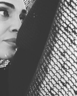 Roya Nownahali Instagram - .
در
 ميان سايه روشن هاى زندگى، رازى هست كه آفتاب را نشان مى دهد...