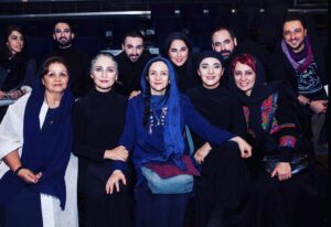 Roya Nownahali Instagram - .
شبى از شب هاى اول اجراى نمايش «اسطوره مى شوم» كه مهر نازنينان شامل حالمان شد. 
بانوان گرام، گلاب آدينهء جان، 
فريبا معظمى بسيار عزيز و 
شيرين بينا، گرامىِ دوست داشتنى
#رؤيانونهالى#رويانونهالى 
#رامين_حيدرى_فاروقى 
#royanownahali 
#raminheydarifaroughi