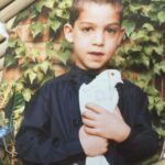 Roya Nownahali Instagram - . طبيعت از كودكى ما نمى ترسد، ترسناك است كه از كودكان دريغ اش كنيم، مصرف اش كنيم و تمام اش كنيم. او ما را در آغوش گرفته است، لبخند مى زند، سخاوتمند است، نگرانش نكنيم؛ ذوب نكنيم، تبخير نكنيم، خشك اش نكنيم. از كودكى غافل نشويم، مدرسه ى كنجكاوى برانگيز و مهربان داشته باشيم. كتاب درس مان، به طبيعت احترام بگذارد، قدر آن را بداند، پُر حرفِ كم مغز نباشد، تماشاى معنا دار، بياموزاند، ياد دهد تا از ياد نبريم، بزرگ كه شديم به ياد بياوريم. خانه و شهر و ديار، مدرسه ى معتبرى است اگر ادبياتِ همزيستى را انشاء كند و زمين، كاشانه باشد. روز جهانى محيط زيست خبر خوش، كم دارد. ١٥ خرداد،#روز_جهانى_محيط_زيست #من_طبيعتم #من_با_طبيعتم #برزو_مهر در هفت سالگى. او اكنون جوانى برومند است و از حاميان محيط زيست و شيفته ى چنارهاى تهران. #چنار اين كهن درخت #تهران را گرامى بداريم #رؤيانونهالى #رويانونهالى #رامين_حيدرى_فاروقى #royanownahali#raminfaroughi