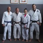 Royce Gracie Instagram – Sabe o que é beber da fonte, amigo leitor? O @eumalvinosalvador sabe… 

Certa vez, o faixa-marrom perguntou a @rogergracie: “Você tem preferência entre passar ou fazer guarda, ou tanto faz?”

Roger respondeu: 

“Se eu tiver de escolher, prefiro passar. Por cima você dita um pouco o ritmo da luta. Por baixo, se você enfrenta alguém que só foge, fica difícil puxar o cara de volta, ele consegue andar para trás e evitar a luta. Por baixo, ele não tem para onde fugir, pois você está todo por cima dele. Quem passa direciona a luta e a hora dos ataques, quem fica por baixo reage, se defende. Por isso chamamos esse conceito técnico de guarda, o lutador ou lutadora por baixo está sempre pensando primeiro na defesa contra quem ataca por cima. É quando o cara por cima ataca que a luta de fato começa. E é mais fácil se impor por cima, buscando o controle e a passagem.” 

Fica a dica, sábio leitor! Oss! #jiujitsu #malvinosalvador
#kyragracie #graciekore #royce #timegmi #rogergracie #licaodejiujitsu Rio de Janeiro, Rio de Janeiro