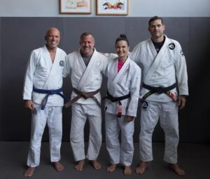Royce Gracie Instagram - Sabe o que é beber da fonte, amigo leitor? O @eumalvinosalvador sabe... 

Certa vez, o faixa-marrom perguntou a @rogergracie: "Você tem preferência entre passar ou fazer guarda, ou tanto faz?"

Roger respondeu: 

"Se eu tiver de escolher, prefiro passar. Por cima você dita um pouco o ritmo da luta. Por baixo, se você enfrenta alguém que só foge, fica difícil puxar o cara de volta, ele consegue andar para trás e evitar a luta. Por baixo, ele não tem para onde fugir, pois você está todo por cima dele. Quem passa direciona a luta e a hora dos ataques, quem fica por baixo reage, se defende. Por isso chamamos esse conceito técnico de guarda, o lutador ou lutadora por baixo está sempre pensando primeiro na defesa contra quem ataca por cima. É quando o cara por cima ataca que a luta de fato começa. E é mais fácil se impor por cima, buscando o controle e a passagem." 

Fica a dica, sábio leitor! Oss! #jiujitsu #malvinosalvador
#kyragracie #graciekore #royce #timegmi #rogergracie #licaodejiujitsu