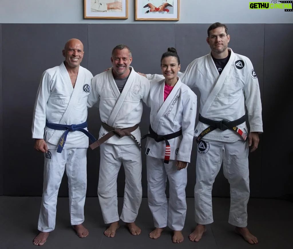 Royce Gracie Instagram - Sabe o que é beber da fonte, amigo leitor? O @eumalvinosalvador sabe... Certa vez, o faixa-marrom perguntou a @rogergracie: "Você tem preferência entre passar ou fazer guarda, ou tanto faz?" Roger respondeu: "Se eu tiver de escolher, prefiro passar. Por cima você dita um pouco o ritmo da luta. Por baixo, se você enfrenta alguém que só foge, fica difícil puxar o cara de volta, ele consegue andar para trás e evitar a luta. Por baixo, ele não tem para onde fugir, pois você está todo por cima dele. Quem passa direciona a luta e a hora dos ataques, quem fica por baixo reage, se defende. Por isso chamamos esse conceito técnico de guarda, o lutador ou lutadora por baixo está sempre pensando primeiro na defesa contra quem ataca por cima. É quando o cara por cima ataca que a luta de fato começa. E é mais fácil se impor por cima, buscando o controle e a passagem." Fica a dica, sábio leitor! Oss! #jiujitsu #malvinosalvador #kyragracie #graciekore #royce #timegmi #rogergracie #licaodejiujitsu Rio de Janeiro, Rio de Janeiro