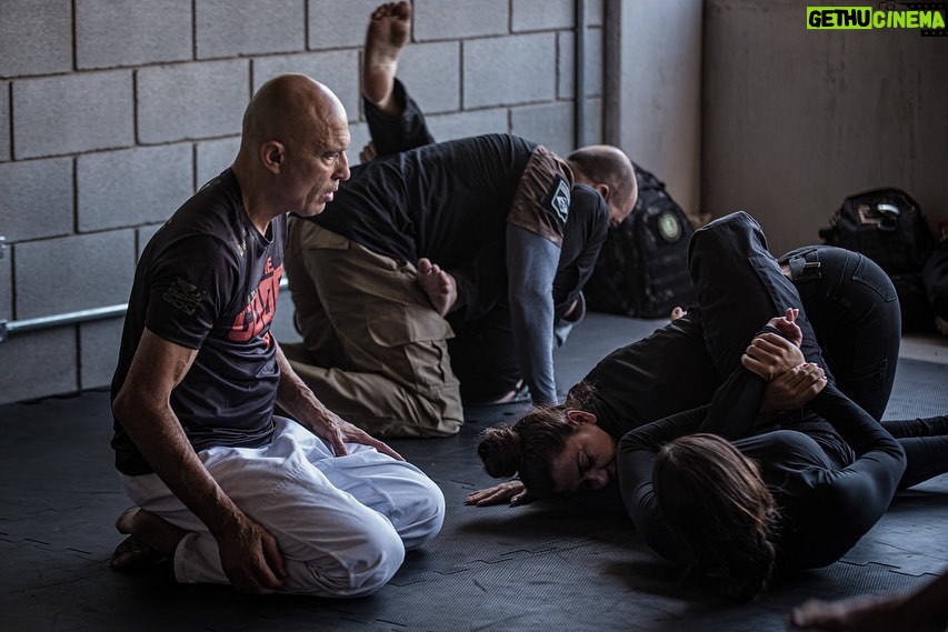 Royce Gracie Instagram - 🔻 Capacitação para o uso das técnicas de imobilização tática e para lidar com situações onde não haverá possibilidade de utilização de arma de fogo, preservando a vida e a integridade do policial e da sociedade. Você concorda que esse tema é de extrema importância? Essa foi a nossa clínica, ministrada pelo mestre @realroyce