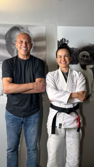 Royce Gracie Instagram - Hoje é um dia muito especial, pois estamos celebrando o aniversário de uma das pessoas mais importantes do jiu jitsu.

Somos muito gratos por tudo que você fez como mestre e como inspiração para tantos de nós.

Sua dedicação, habilidade e paixão pelo jiu jitsu são verdadeiramente admiráveis. Você é um exemplo de perseverança, de determinação e principalmente de humildade.

Royce você nos ensinou muito mais do que técnicas de jiu jitsu, é sobre respeito, autocuidado, autoconhecimento e equilíbrio em suas escolhas.

Desejamos um aniversário repleto de alegria, saúde, sucesso em todas as áreas de sua vida e que você continue a inspirar e impactar a vida de tantos praticantes dessa arte suave!!

Feliz aniversário @realroyce!!

#LegadoNoJiujitsu #RoyceGracie