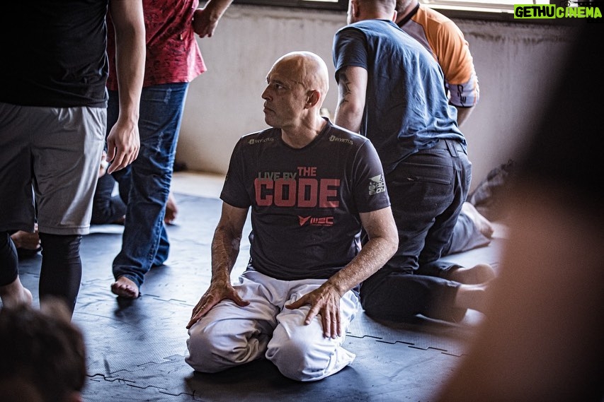 Royce Gracie Instagram - 🔻 Capacitação para o uso das técnicas de imobilização tática e para lidar com situações onde não haverá possibilidade de utilização de arma de fogo, preservando a vida e a integridade do policial e da sociedade. Você concorda que esse tema é de extrema importância? Essa foi a nossa clínica, ministrada pelo mestre @realroyce