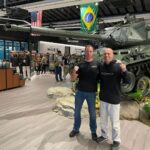 Royce Gracie Instagram - Parceria de honra! 🇧🇷🇺🇸 Deus Familia Naçao BASE ArmaLite