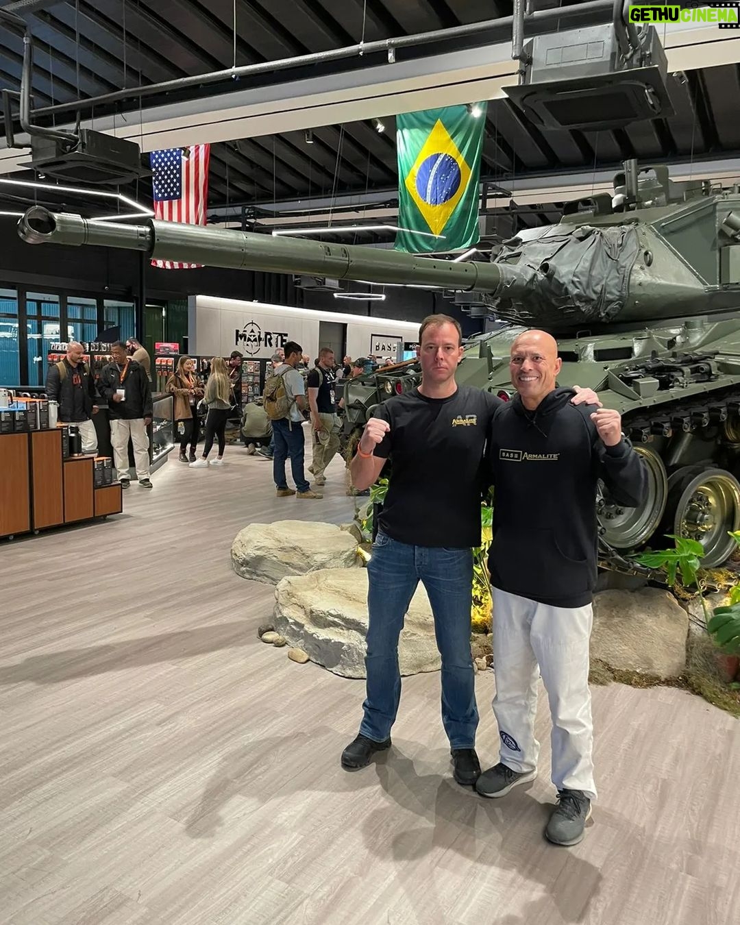 Royce Gracie Instagram - Parceria de honra! 🇧🇷🇺🇸 Deus Familia Naçao BASE ArmaLite