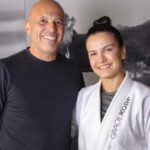 Royce Gracie Instagram - Royce Gracie deixou uma marca nas gerações de praticantes de Jiu-Jitsu. Sua imagem, que não se enquadrava no estereótipo convencional de um lutador, surpreendeu o mundo, destacando a eficácia da nossa arte e desempenhando um papel fundamental na popularização global do Jiu-Jitsu. Testemunhar alguém aparentemente frágil superar oponentes muito maiores evoca a história de Davi contra Golias, ilustrando o que o Jiu-Jitsu pode conquistar na vida das pessoas. Royce Gracie demonstrou que, independentemente do porte físico, qualquer um pode lutar e vencer. Tenho um imenso orgulho de chamá-lo de tio e de ter tido a oportunidade de aprender com ele no tatame. Gravamos o @kyragraciepodcast repleto de histórias engraçadas do @realroyce , revelando histórias únicas de sua personalidade. Cada vez que tenho a sorte de encontrá-lo, sinto uma alegria enorme e meu respeito por ele cresce, admirando sua humildade ao compartilhar sua trajetória, sua abordagem à alimentação e seu amor por ensinar a “arte suave”, entre outras qualidades. Agradeço profundamente a Royce por tudo o que ele fez e faz por nós. Eu e a comunidade do Jiu-Jitsu reconhecemos e valorizamos enormemente o seu eterno legado. Também estendo meu agradecimento à @trustfuelhealthnutrition pelo patrocínio no meu Podcast, Royce aprovou os produtos 🙌🏻 Corre e se inscreve no meu canal que esse episódio vaiao ar nesta quinta. 🙏🏼 #podcast #roycegracie #ufc #familiagracie