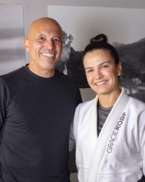 Royce Gracie Instagram - Royce Gracie deixou uma marca  nas gerações de praticantes de Jiu-Jitsu. Sua imagem, que não se enquadrava no estereótipo convencional de um lutador, surpreendeu o mundo, destacando a eficácia da nossa arte e desempenhando um papel fundamental na popularização global do Jiu-Jitsu.

Testemunhar alguém aparentemente frágil superar oponentes muito maiores evoca a história de Davi contra Golias, ilustrando o que o Jiu-Jitsu pode conquistar na vida das pessoas. Royce Gracie demonstrou que, independentemente do porte físico, qualquer um pode lutar e vencer. 
Tenho um imenso orgulho de chamá-lo de tio e de ter tido a oportunidade de aprender com ele no tatame.

Gravamos o @kyragraciepodcast repleto de histórias engraçadas do @realroyce , revelando histórias únicas de sua personalidade. Cada vez que tenho a sorte de encontrá-lo, sinto uma alegria enorme e meu respeito por ele cresce, admirando sua humildade ao compartilhar sua trajetória, sua abordagem à alimentação e seu amor por ensinar a “arte suave”, entre outras qualidades.

Agradeço profundamente a Royce por tudo o que ele fez  e faz por nós.  Eu e a comunidade do Jiu-Jitsu reconhecemos e valorizamos enormemente o seu eterno legado.

Também estendo meu agradecimento à @trustfuelhealthnutrition pelo patrocínio no meu Podcast,  Royce aprovou os produtos 🙌🏻

Corre e se inscreve no meu canal que esse episódio vaiao ar nesta quinta. 🙏🏼

#podcast #roycegracie #ufc #familiagracie
