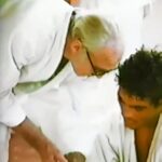 Royce Gracie Instagram - A essência do Jiu-Jitsu em pequenos detalhes. Crianças em torno do dojô; a faixa-vermelha desbotada do grande mestre; o primeiro campeão do UFC ainda coadjuvante, assistindo aos seus ídolos treinarem; Rolls no auge emborcando a guarda de seu aluno Álvaro Romano; o professor Helio pedindo ajuda a Rickson para manejar o cronômetro do relógio digital em seu punho; o professor puxando a lona pelas beiradas para ajustar a superfície onde a arte suave flui com naturalidade. Um ambiente familiar. Esqueça todos os outros #tbts que você viu hoje, astuto leitor, e se inspire neste, apenas neste, registrado por volta de 1980, no sítio em Petrópolis da família Gracie. Oss! @alvaroromano @ginasticanatural #jiujitsu #graciemag #tbt #oldschool #ricksongracie #rollsgracie #heliogracie #roycegracie #oss #brazilianjiujitsu #ufc #ibjjf #graciemagazine